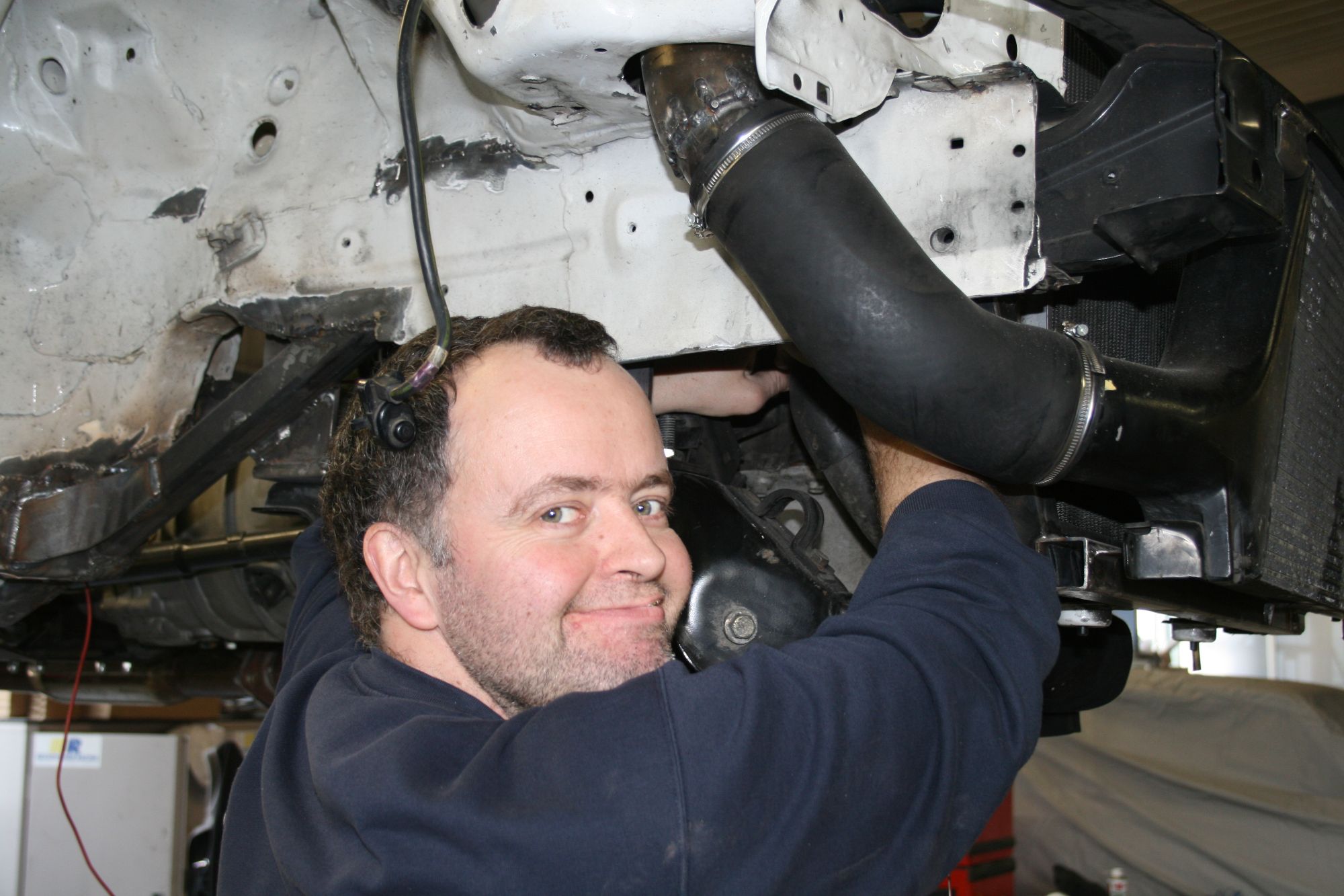 Olivier Frey en plain montage du moteur