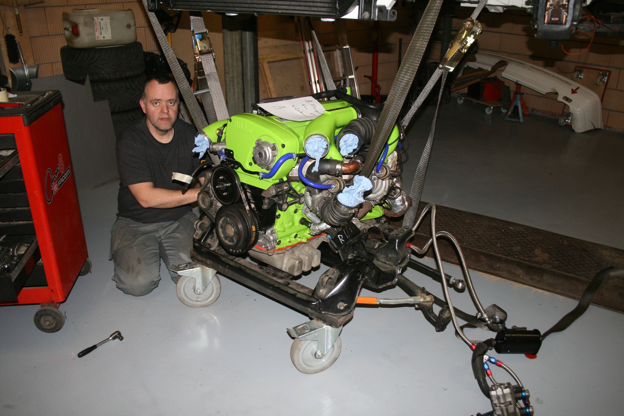 Olivier Frey en remontage moteur après la première révision du RB26